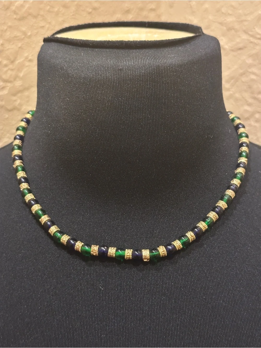 THIS IS A LADIES MURANO GLASS NECKLACE MEASURING 17” IN LENGTH, 6” WHEN WORN. I